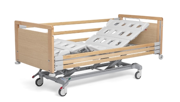 Immagine del letto HONEY con una spondina abbassata e la rete rialzata.